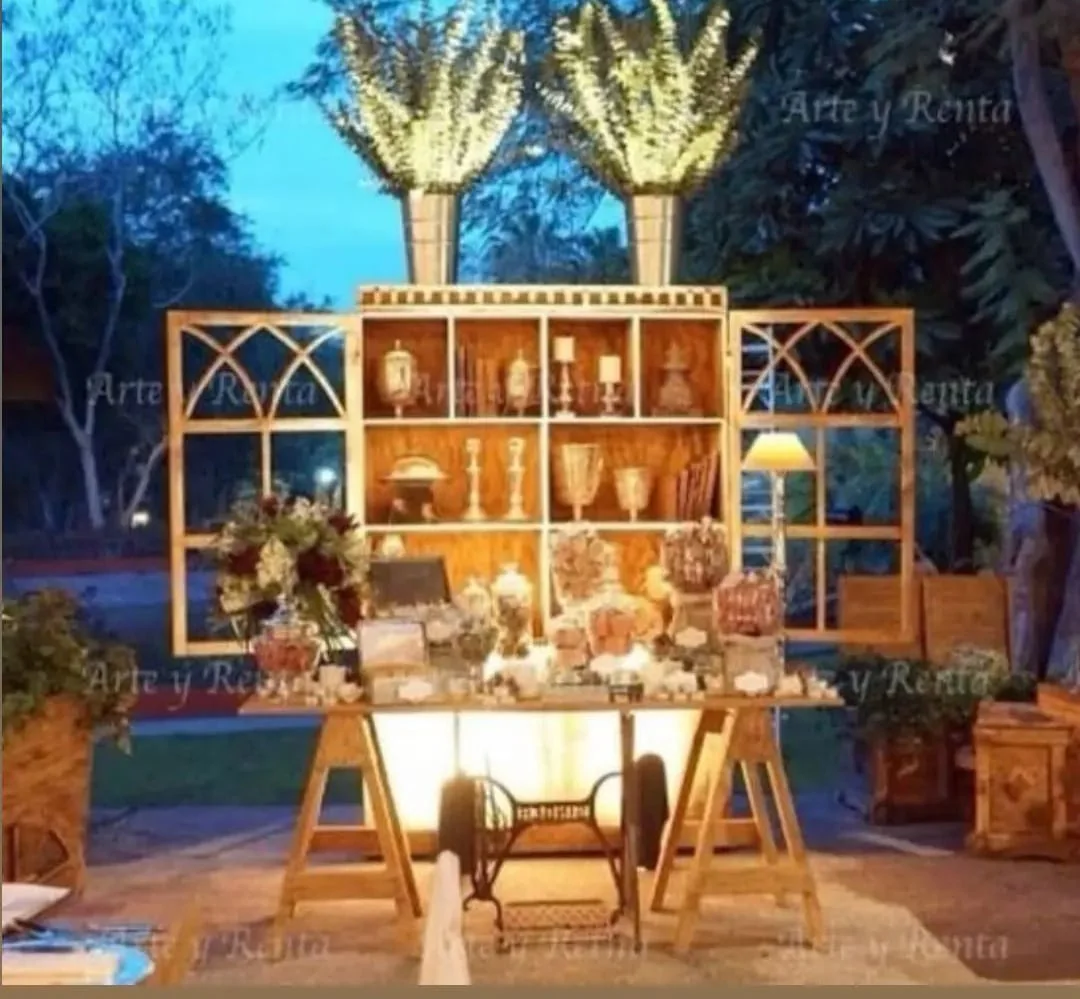 Montaje decorativo iluminado con librero y mesa de madera