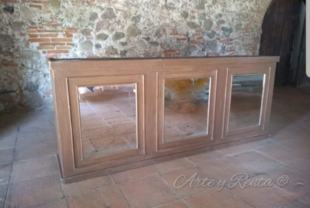 Barra de madera con paneles de espejo