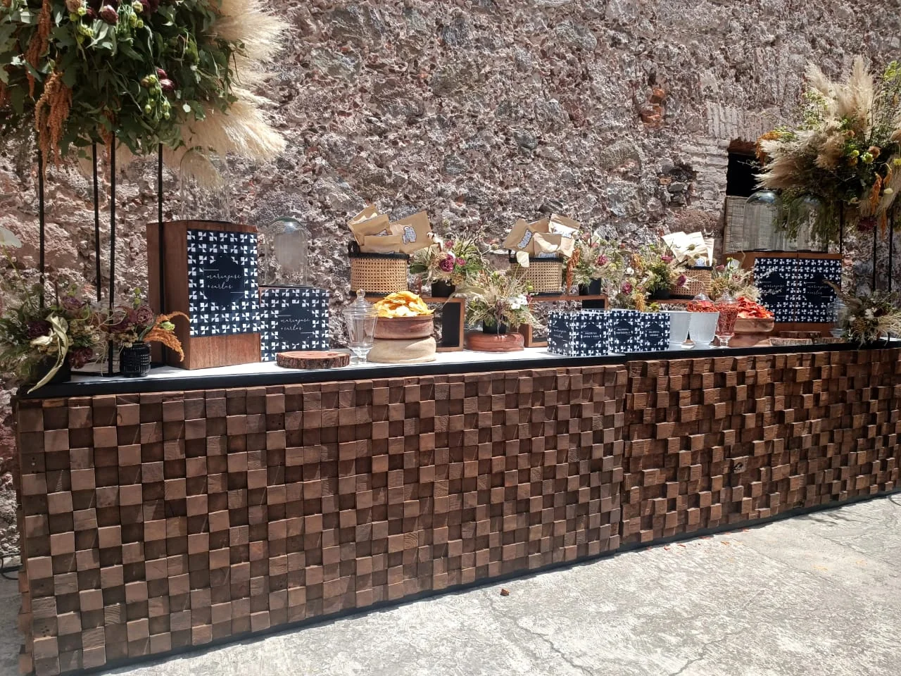 Barra de madera personalizada con montaje de alimentos y flores