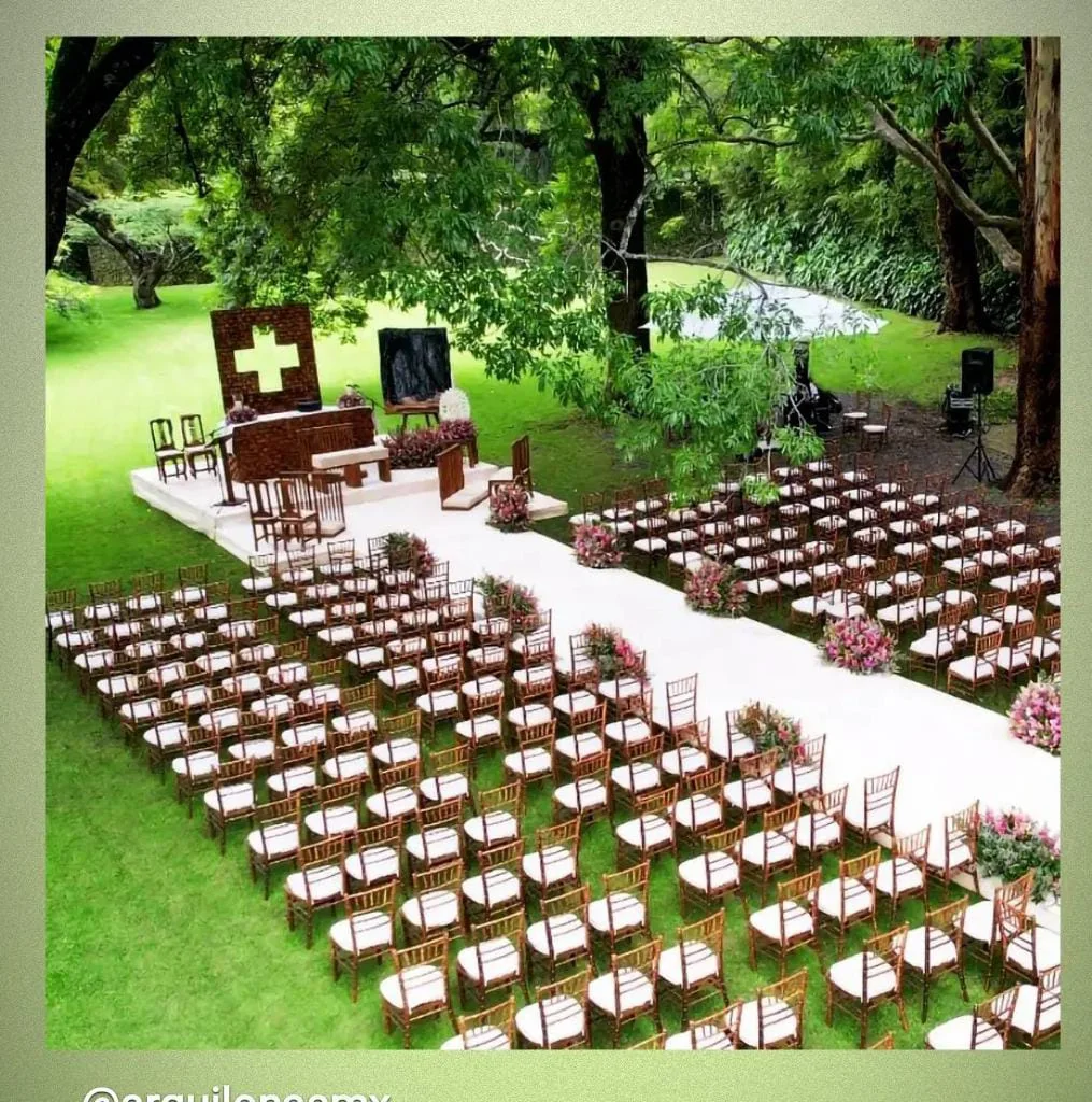 Ceremonia al aire libre con filas de sillas de madera