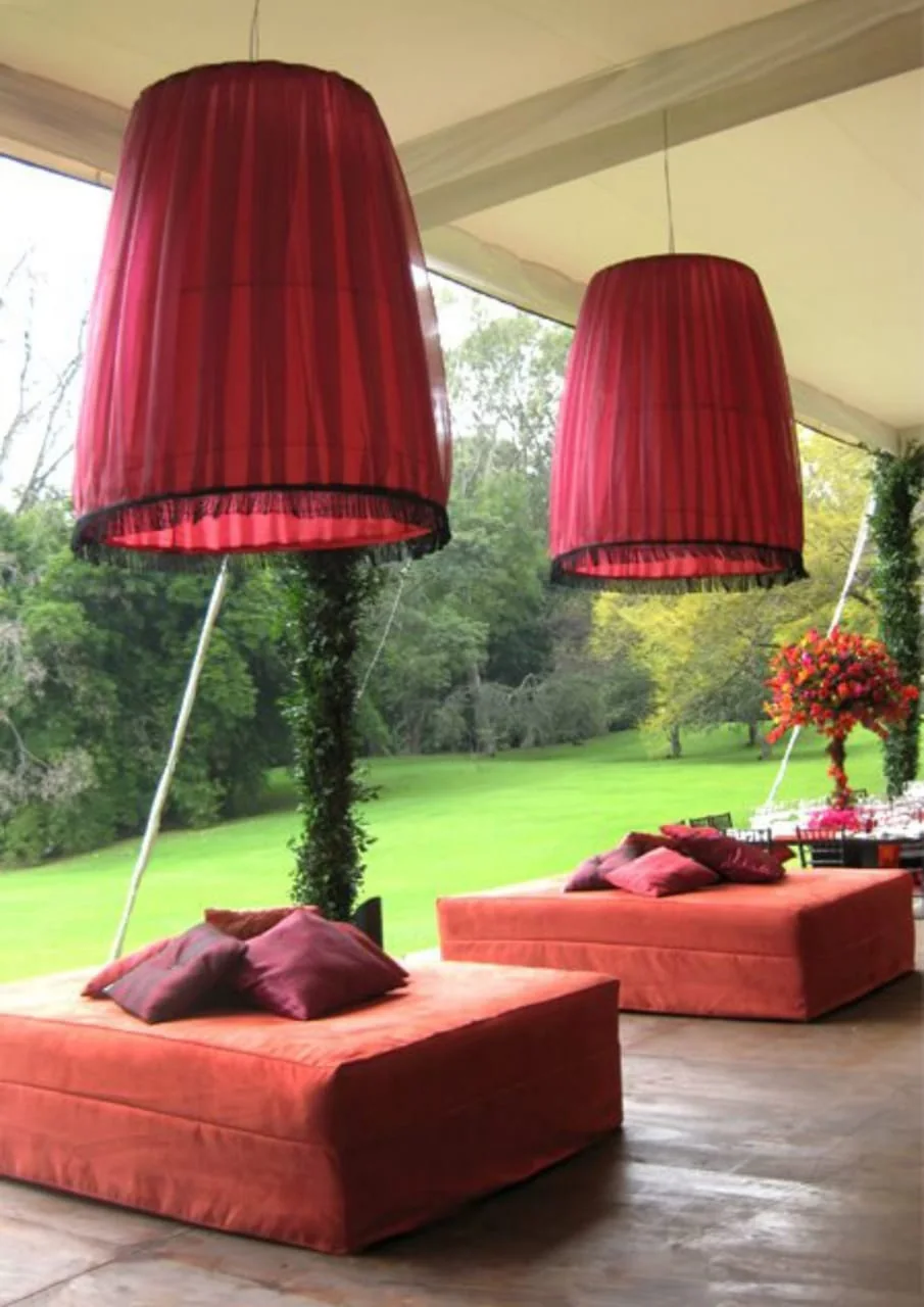 Lounge rojo con grandes lámparas colgantes
